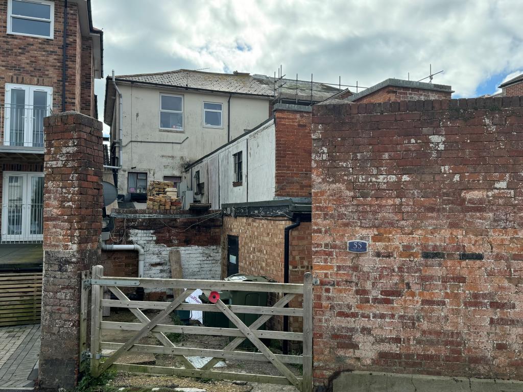 Lot: 113 - 2,300 SQ. FT. FREEHOLD VACANT TOWN CENTRE COMMERCIAL UNIT - Rear entrance with wooden gate and brick wall